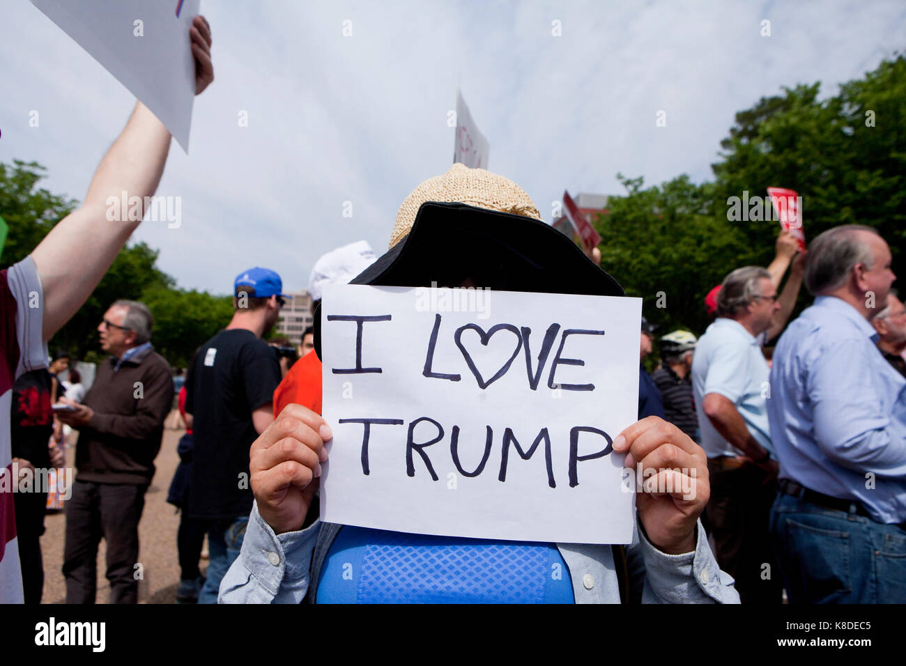 Trump sostenitore di un pro-Trump rally. Nella foto: Donna tenendo premuto 'Io amo Trump' segno - Washington DC, Stati Uniti d'America Foto Stock