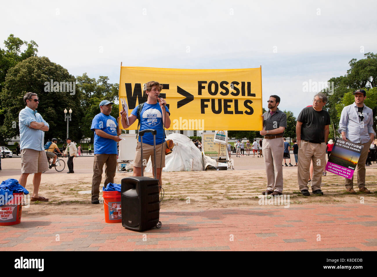 Gli attivisti del clima rally davanti alla Casa Bianca dopo somministrazione Trump annuncio di accordo di Parigi il ritiro - Washington DC, Stati Uniti d'America Foto Stock