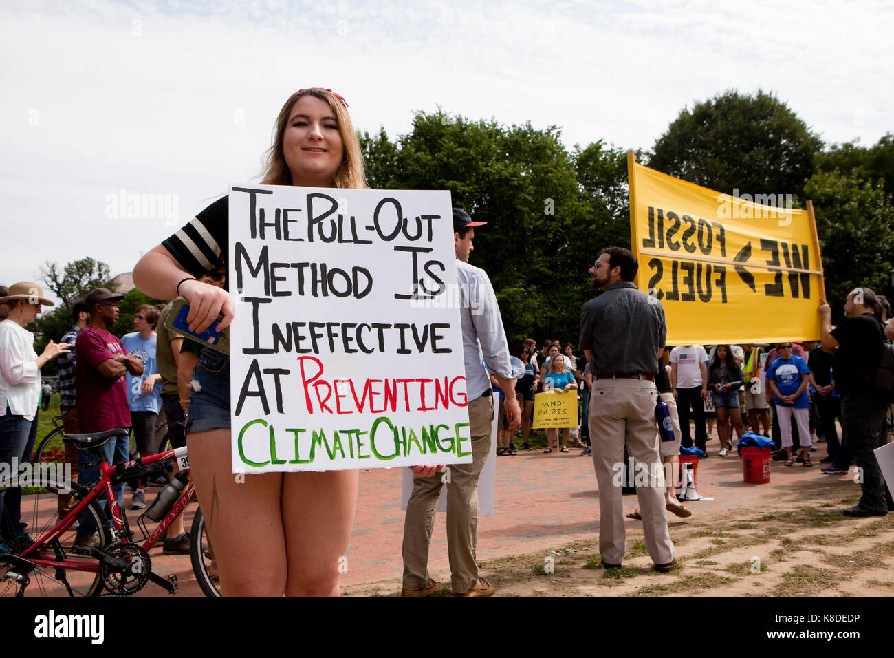 Gli attivisti del clima rally davanti alla Casa Bianca dopo somministrazione Trump annuncio di accordo di Parigi il ritiro - Washington DC, Stati Uniti d'America Foto Stock