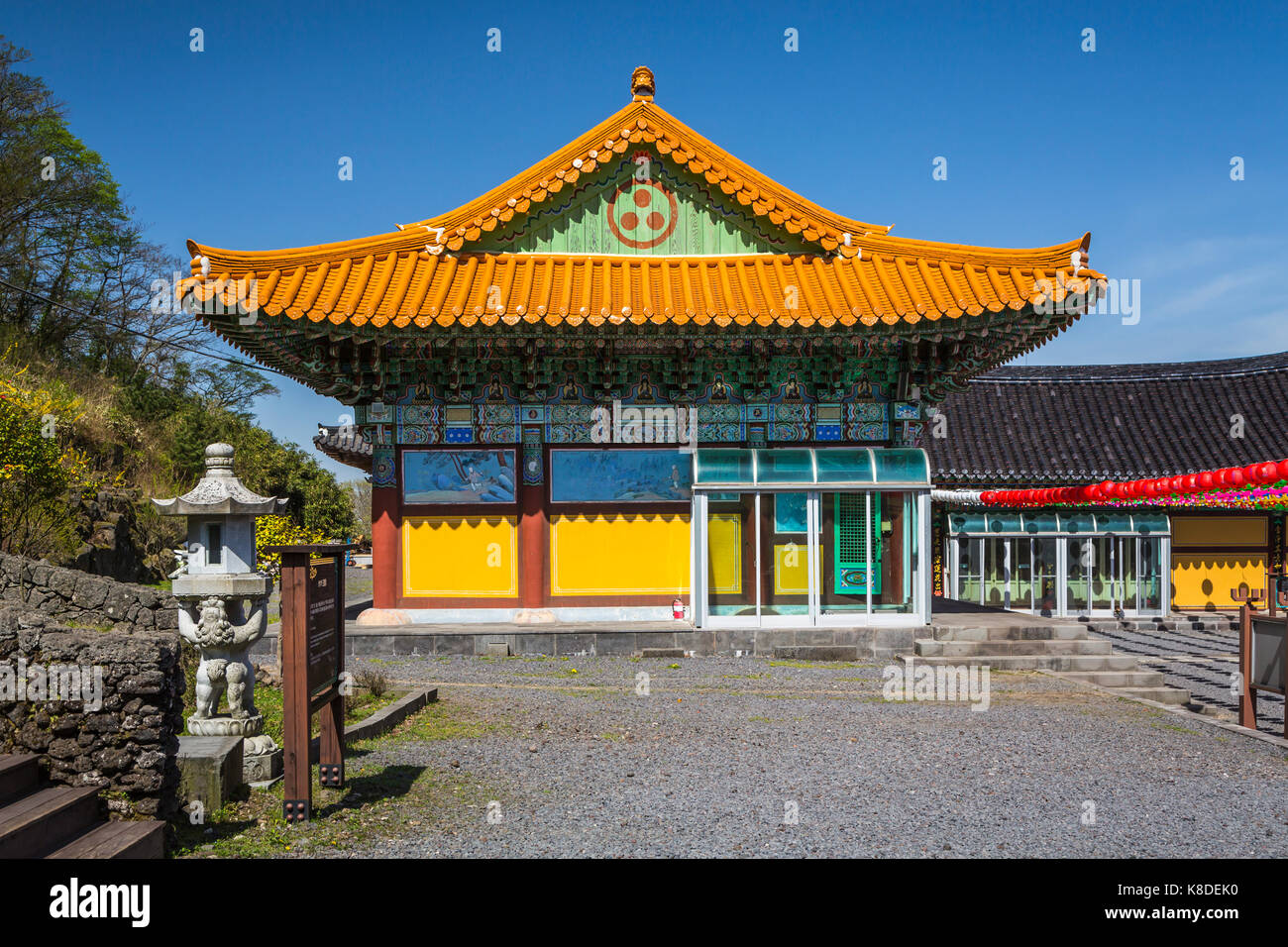 Lanterne colorate al tempio Gwaneumsa al piede di Mt. Halla in Ara-dong nella città di Jeju, Jeju Island, Corea del Sud, Asia. Foto Stock