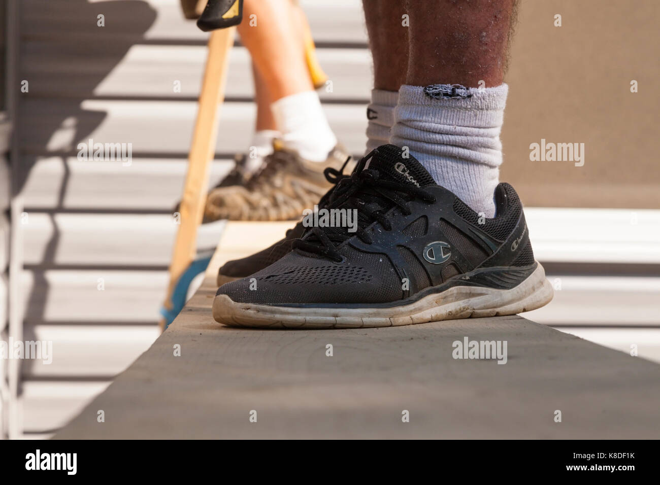 Due lavoratori edili in piedi su una impalcatura temporanea senza gli stivali di sicurezza in Ontario, Canada. Foto Stock