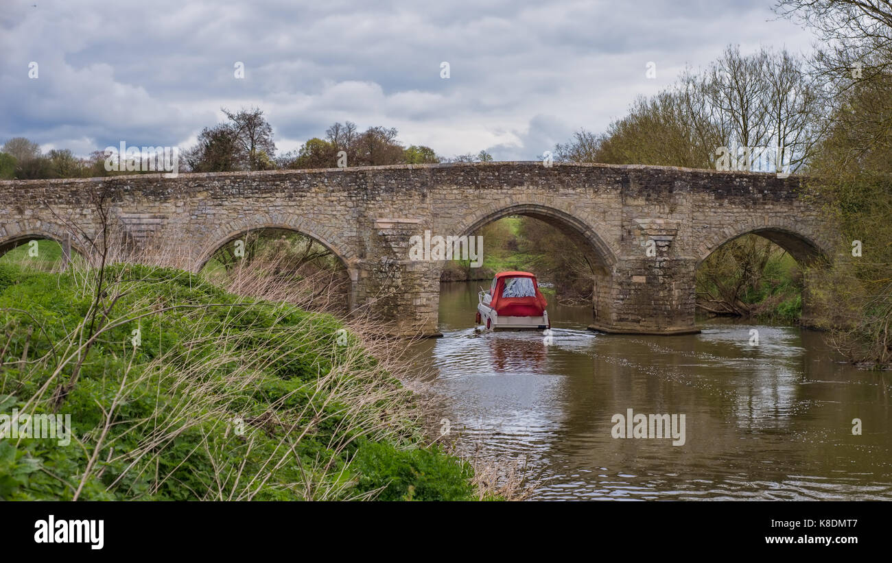 Teston ponte sopra il fiume medway nel Kent con una piccola barca passando attraverso uno degli archi Foto Stock