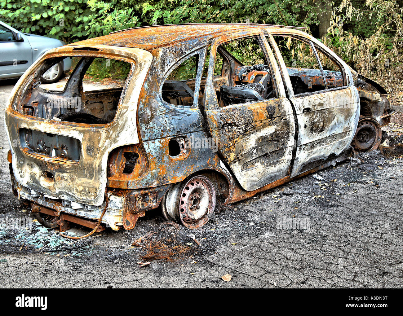 I rottami veicolo in un parcheggio pubblico bay, perdita totale, completamente distrutto, un caso per l'assicurazione contro i rischi di incendio Foto Stock