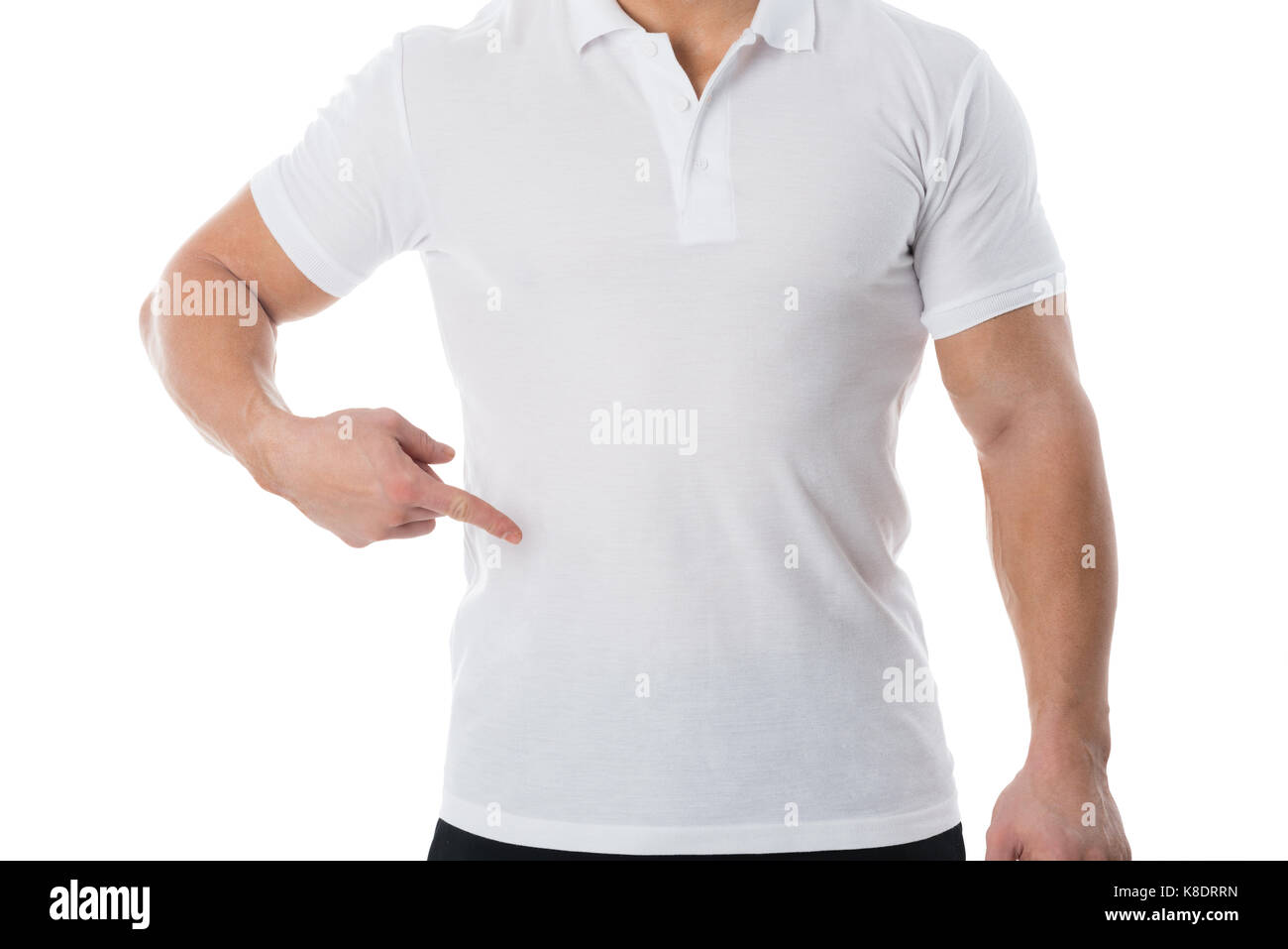 Sezione mediana dell'uomo in casuals in piedi contro uno sfondo bianco Foto Stock