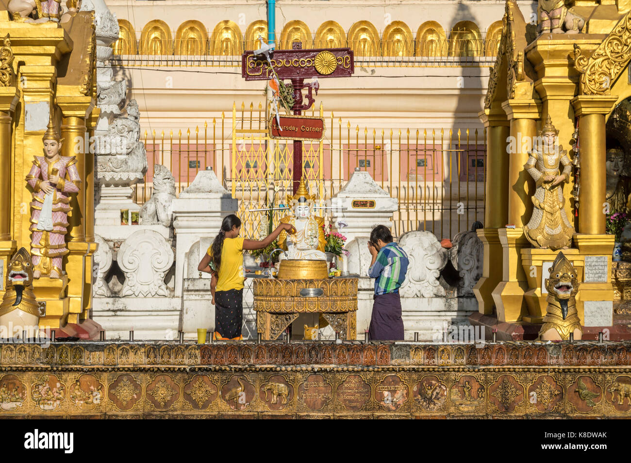 Persone in preghiera a Shwedagon pagoda in Yangon, Birmania myanmar Foto Stock