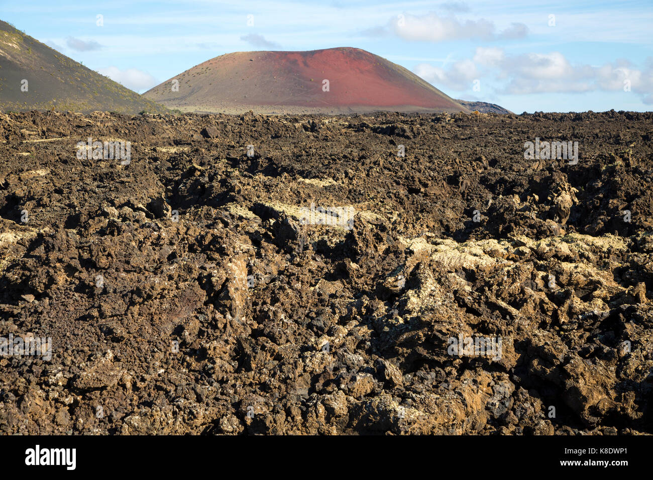Malpais badlands paesaggio vulcanico vulcano coni, Parque Natural Los Volcanes, Lanzarote, Isole canarie, Spagna Foto Stock
