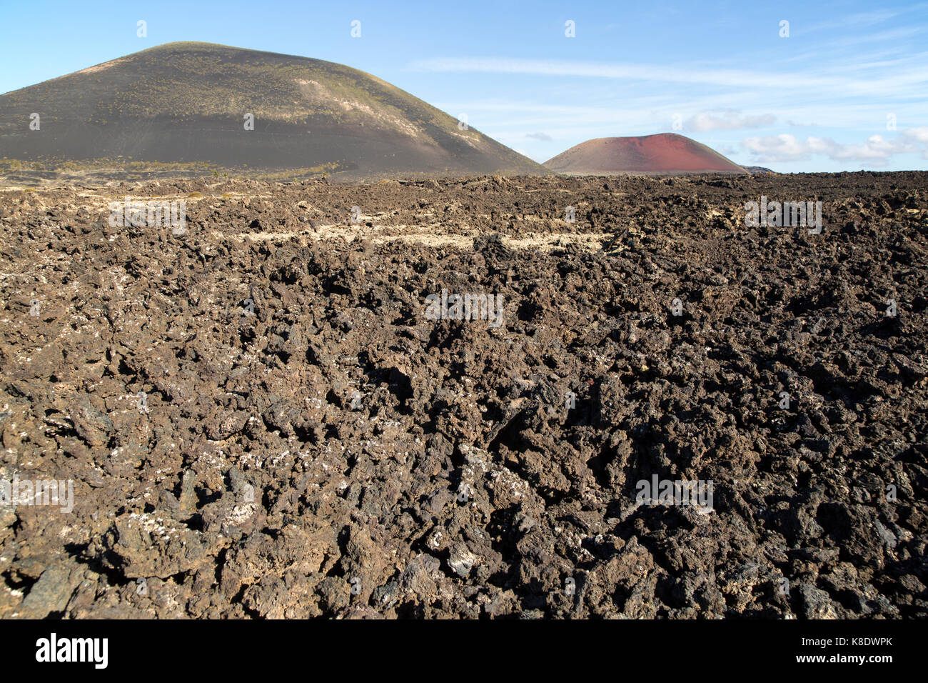 Malpais badlands paesaggio vulcanico vulcano coni, Parque Natural Los Volcanes, Lanzarote, Isole canarie, Spagna Foto Stock