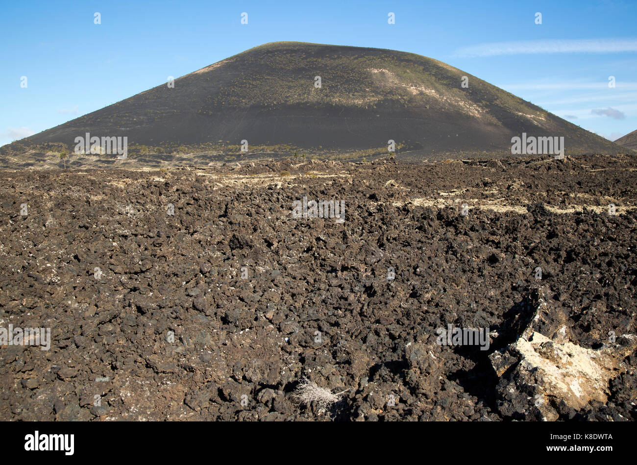 Malpais badlands paesaggio vulcanico Montana Negra cono del vulcano, Parque Natural Los Volcanes, Lanzarote, Isole canarie, Spagna Foto Stock