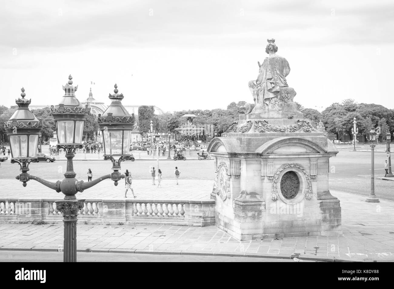 Parigi, Francia: ritmo de la Concorde e la sua obelisco circondato da tipici haussmann appartamento nel quartiere centrale di Parigi Foto Stock