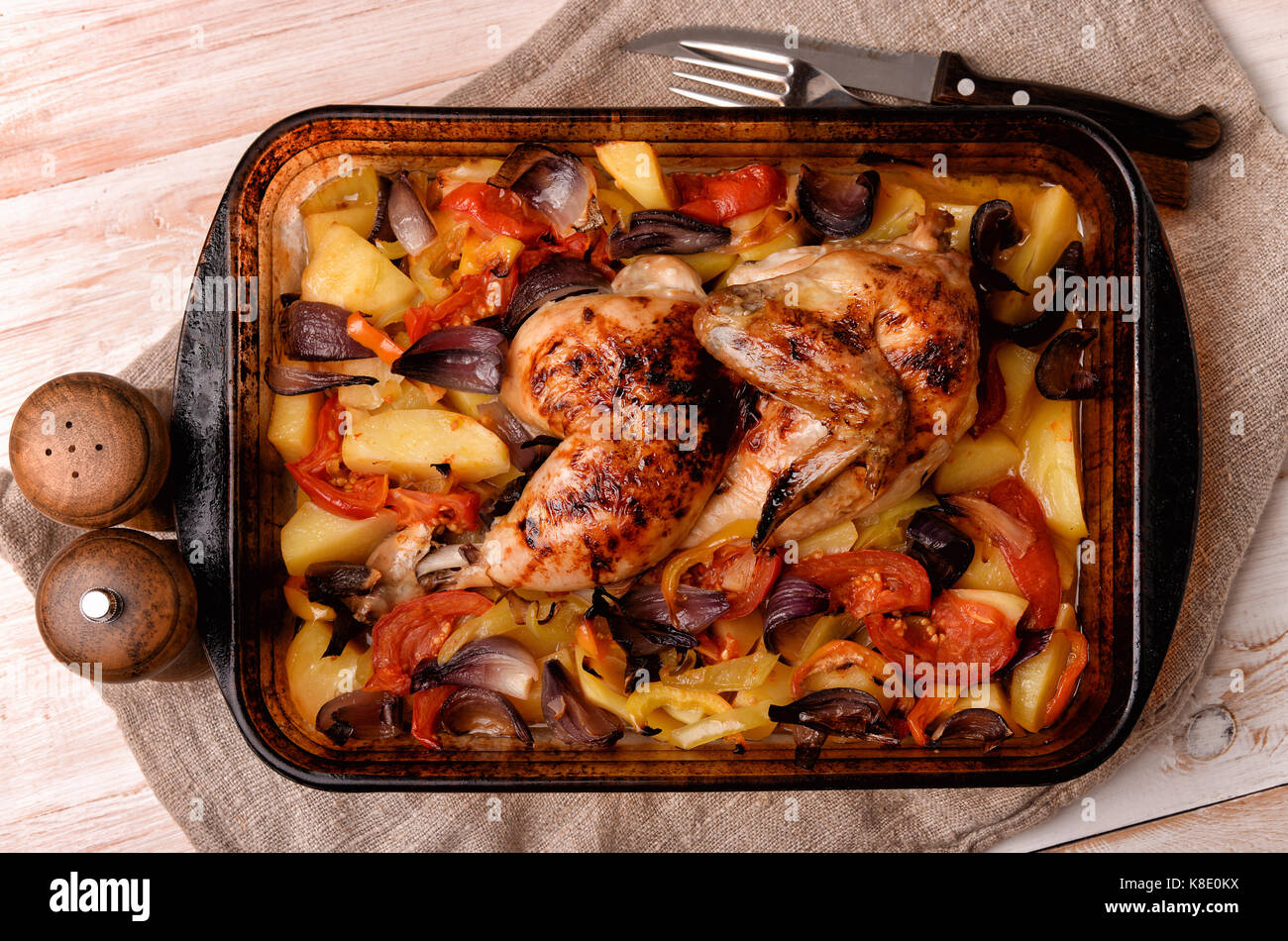 Vista superiore del vassoio da forno con il pollo al forno e verdure Foto Stock