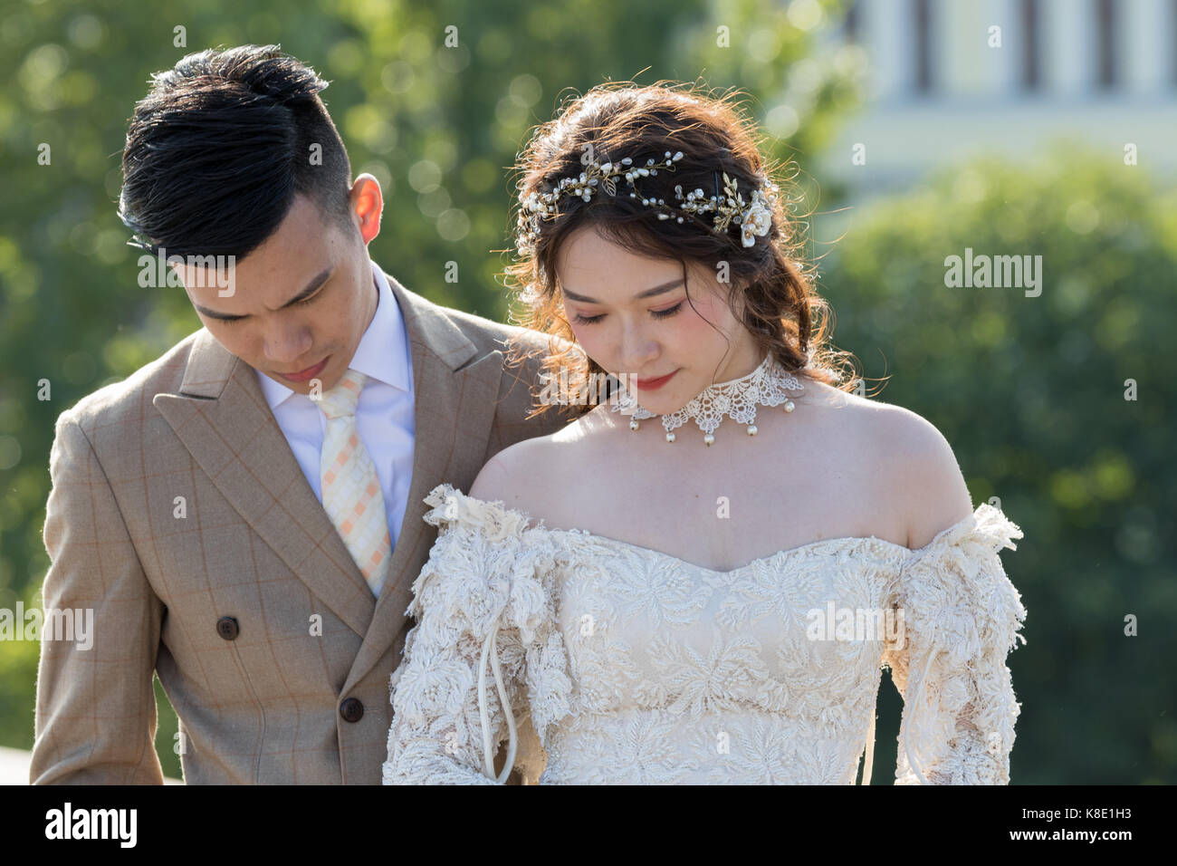 Praga, Repubblica Ceca - 21 agosto 2017: asian sposo e sposa in posa sul Ponte Carlo nel centro storico della città Foto Stock