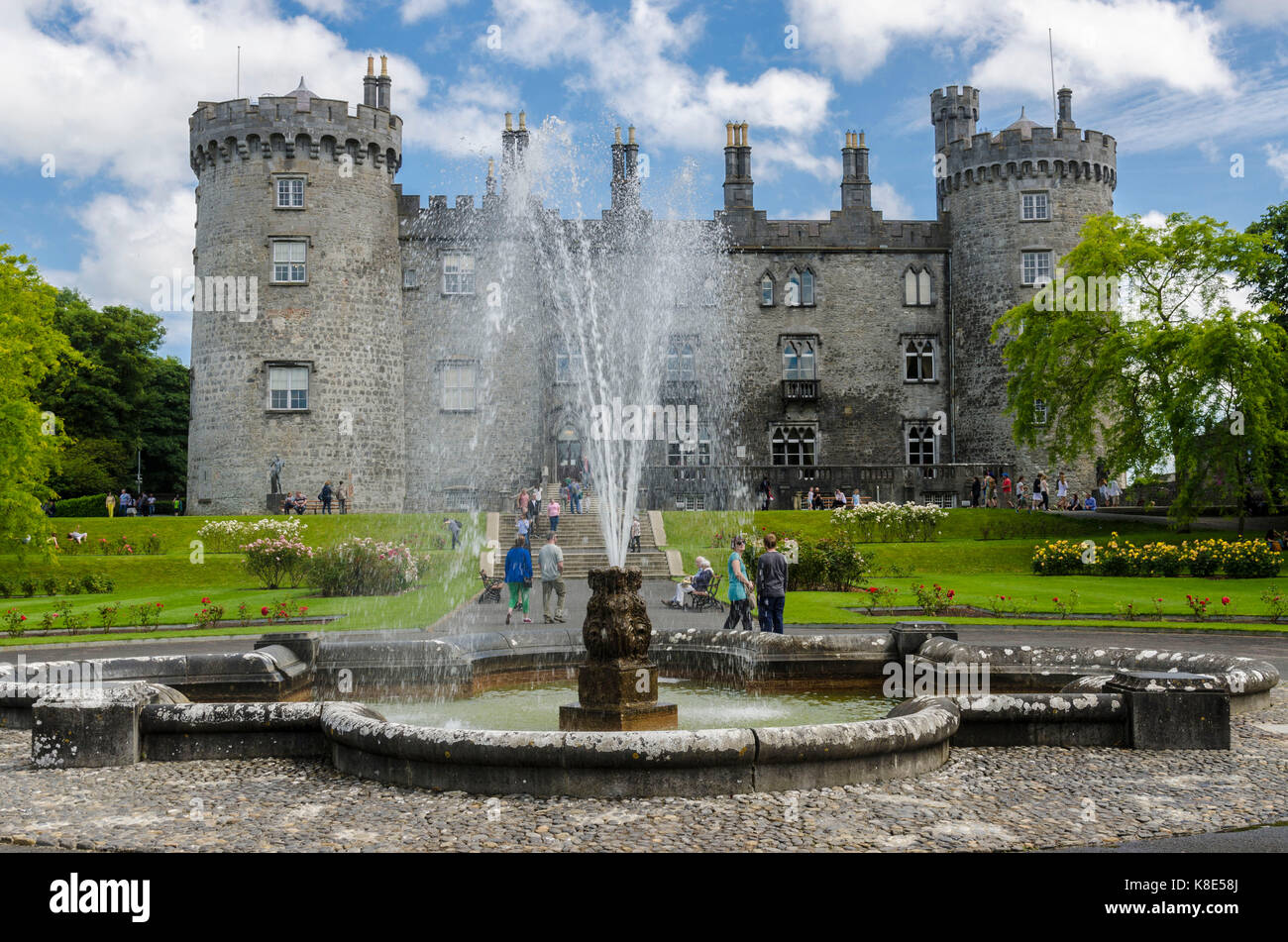 Irlanda, giardino di rose e galleria di maggiordomo del castello Kilkenny, Irland, Rosengarten und Butler Gallery vom Schloss Kilkenny Foto Stock