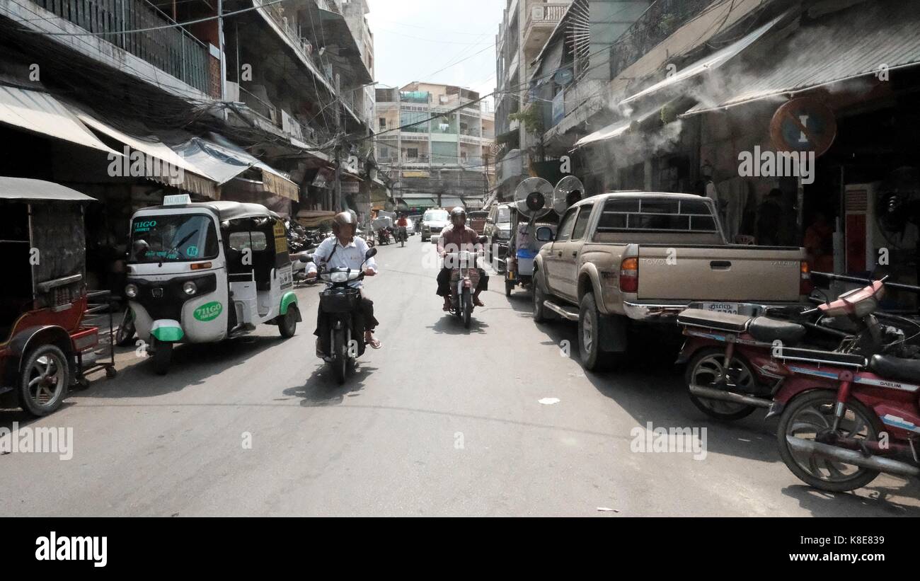 Via Inglese a Side Street off di Monivong Boulevard Phnom Penh Cambogia popolazione ad alta densità Foto Stock