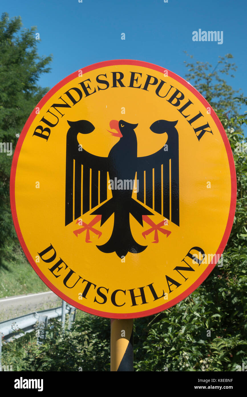 Cartello di confine con l'aquila federale della Repubblica federale di Germania, Jestetten, Baden-Württemberg, Germania Foto Stock