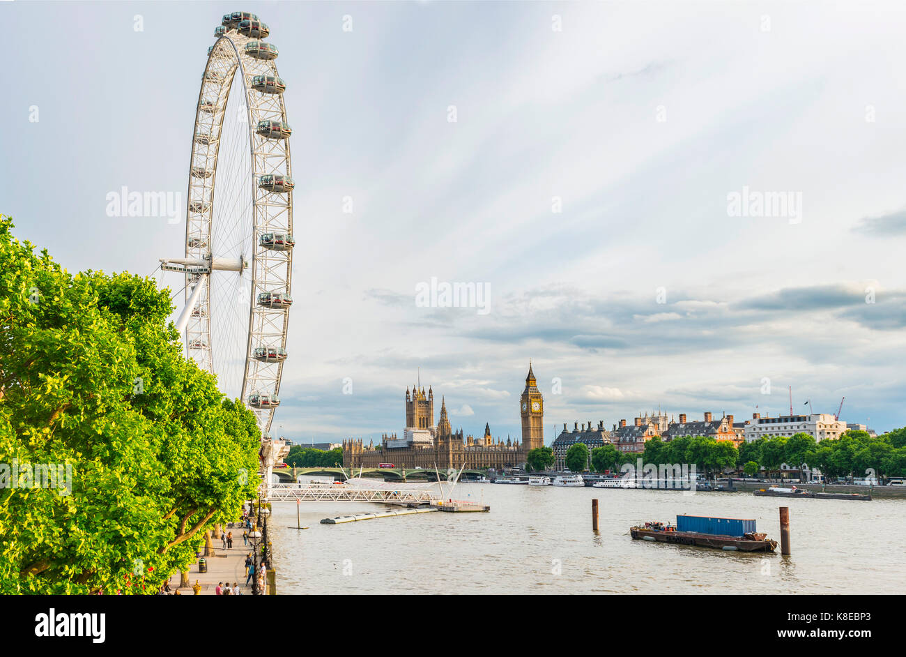 Vista sul Tamigi, London Eye, ruota panoramica Ferris, Westminster Bridge, Palazzo di Westminster, la casa del parlamento, il big ben Foto Stock