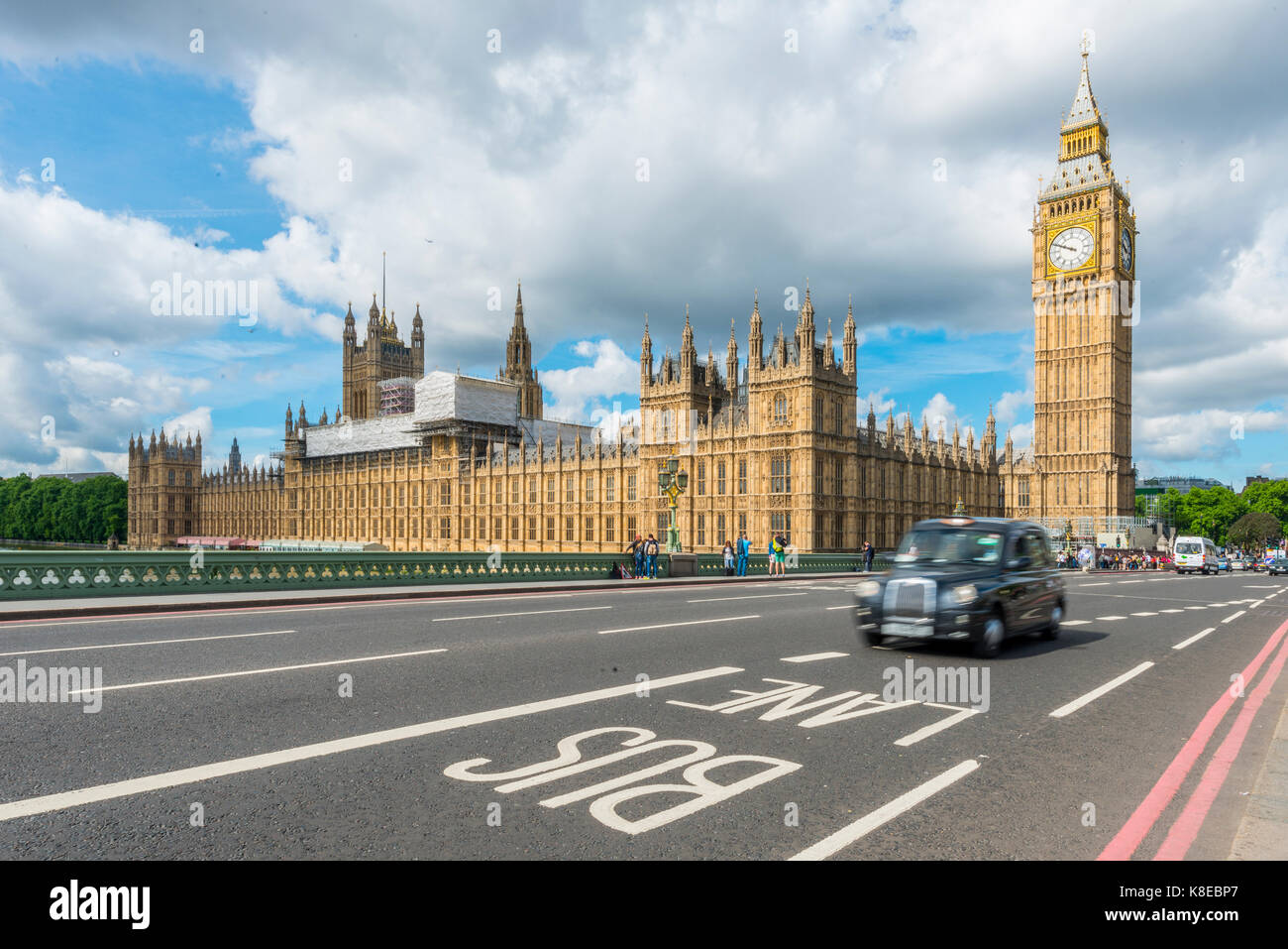 Taxi sul Westminster Bridge, Palazzo di Westminster, la casa del parlamento, il Big Ben, City of Westminster, Londra, Inghilterra, Regno Unito Foto Stock