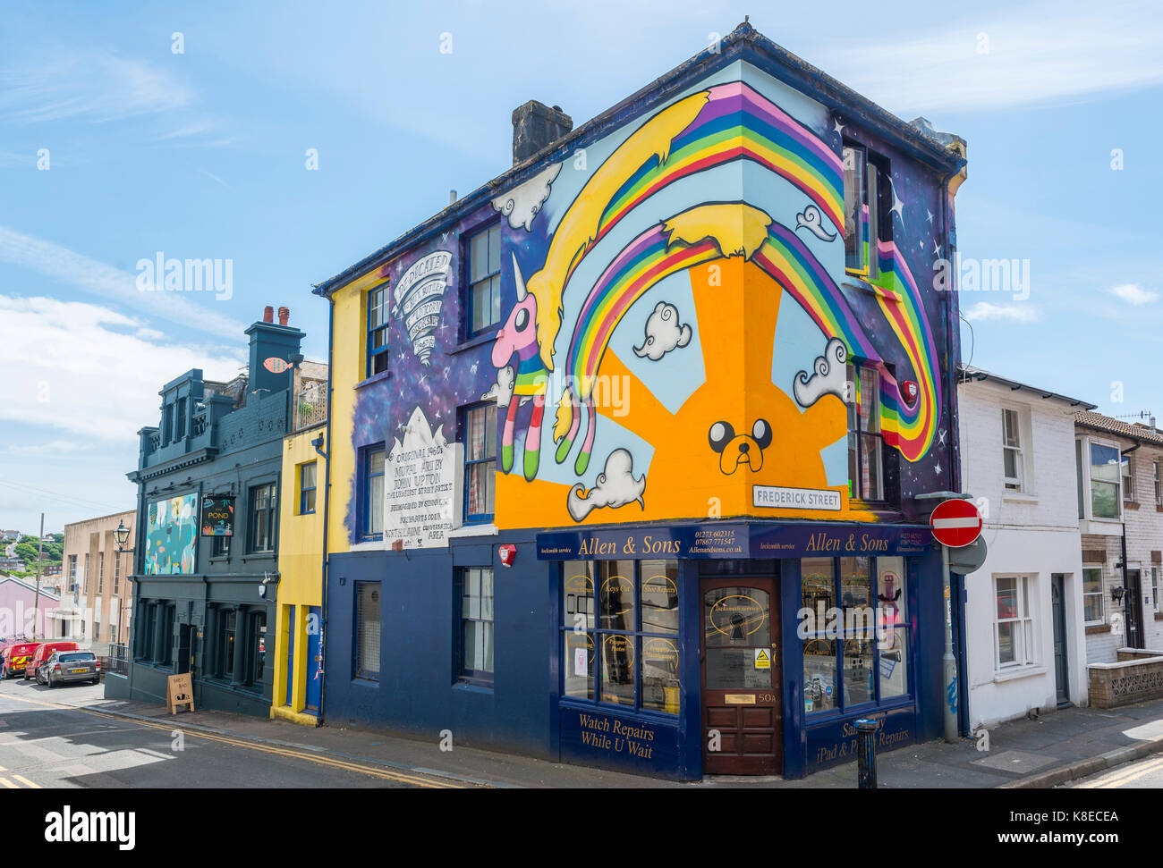 Casa con colorati graffiti, Brighton, Inghilterra, Regno Unito Foto Stock