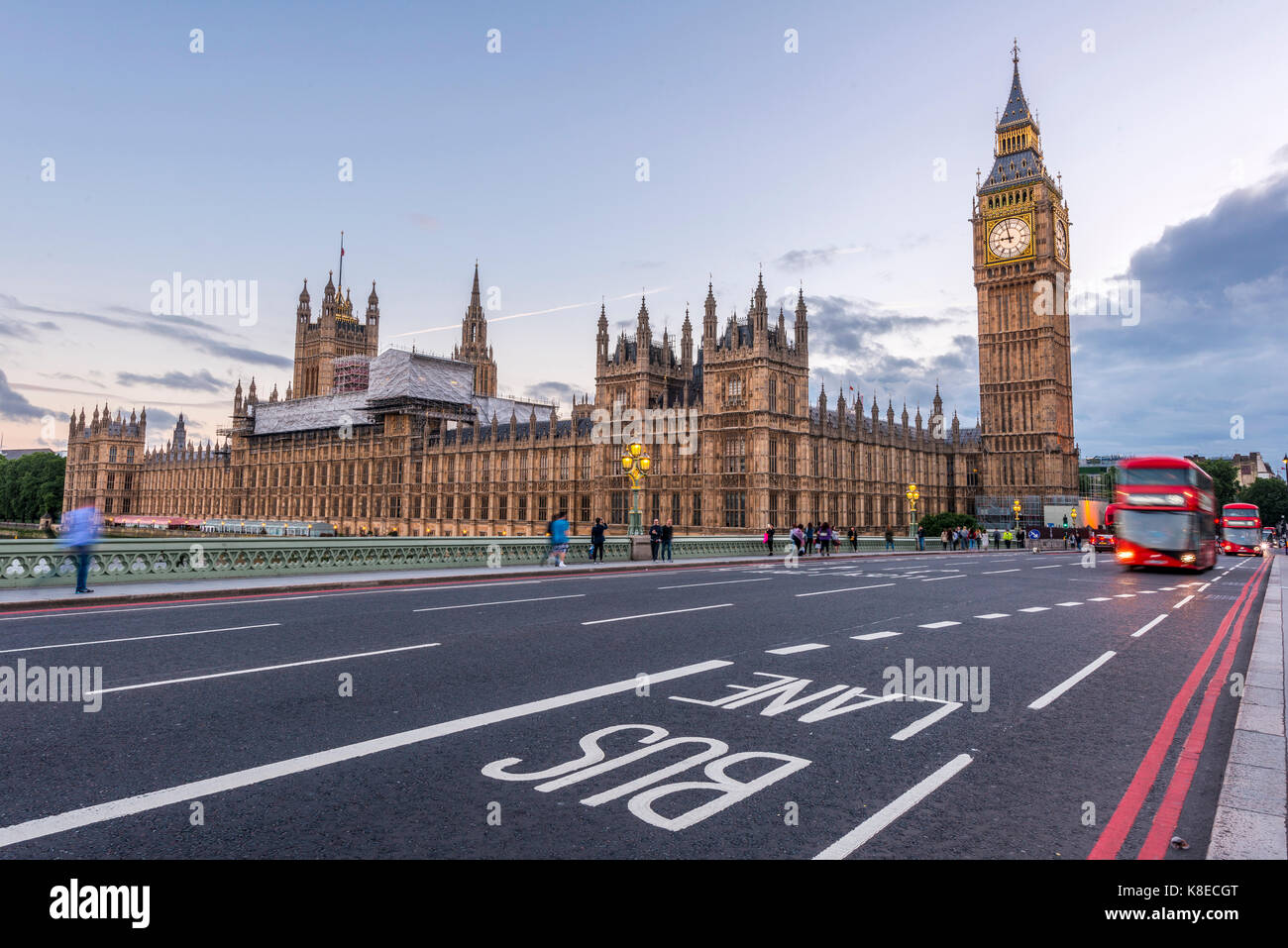 Double Decker bus sul Westminster Bridge, il Palazzo di Westminster, la casa del parlamento, il Big Ben, City of Westminster, Londra, Inghilterra Foto Stock