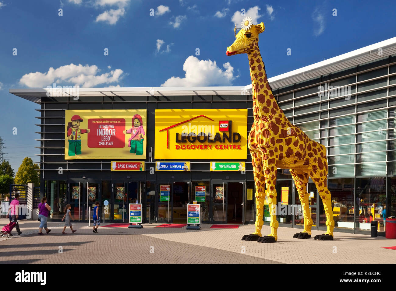 Lego-giraffe di fronte al parco divertimenti di LEGOLAND Discovery Centre, Oberhausen, la zona della Ruhr, RENANIA DEL NORD-VESTFALIA, Germania Foto Stock