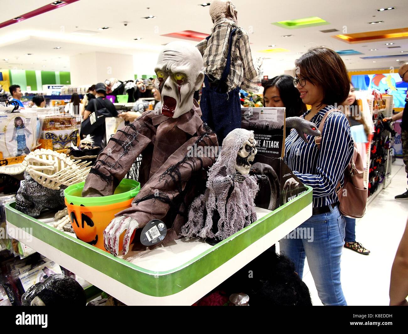 Mandaluyong city, Filippine - 17 settembre 2017: halloween giocattoli, maschere e costumi e figurine sul display in un negozio di giocattoli. Foto Stock