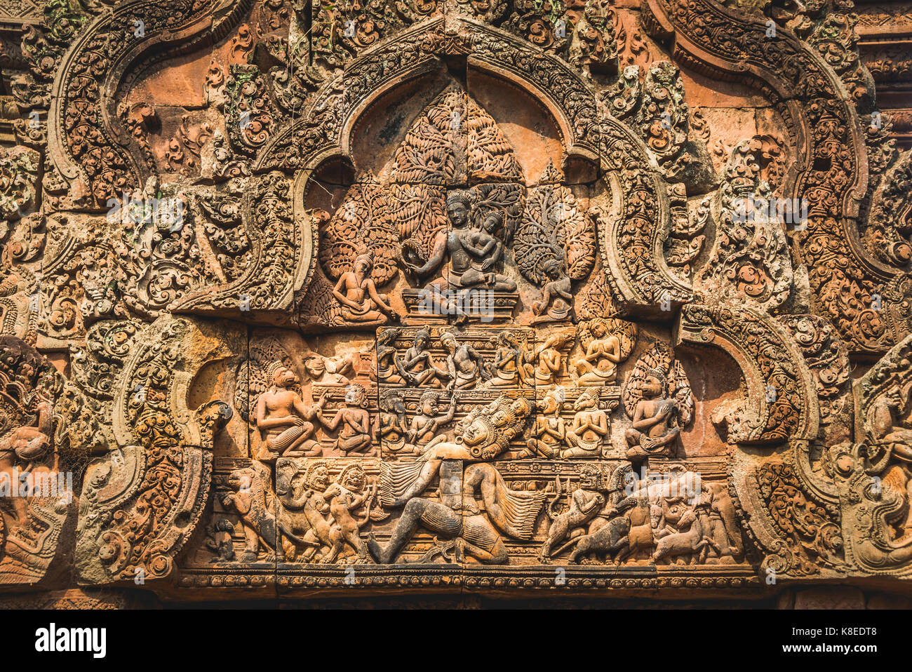 Bassorilievo in pietra di mandapa, dettaglio, Shiva e uma sul Monte Kailash, il demone Ravana scuote in corrispondenza delle sue basi Foto Stock