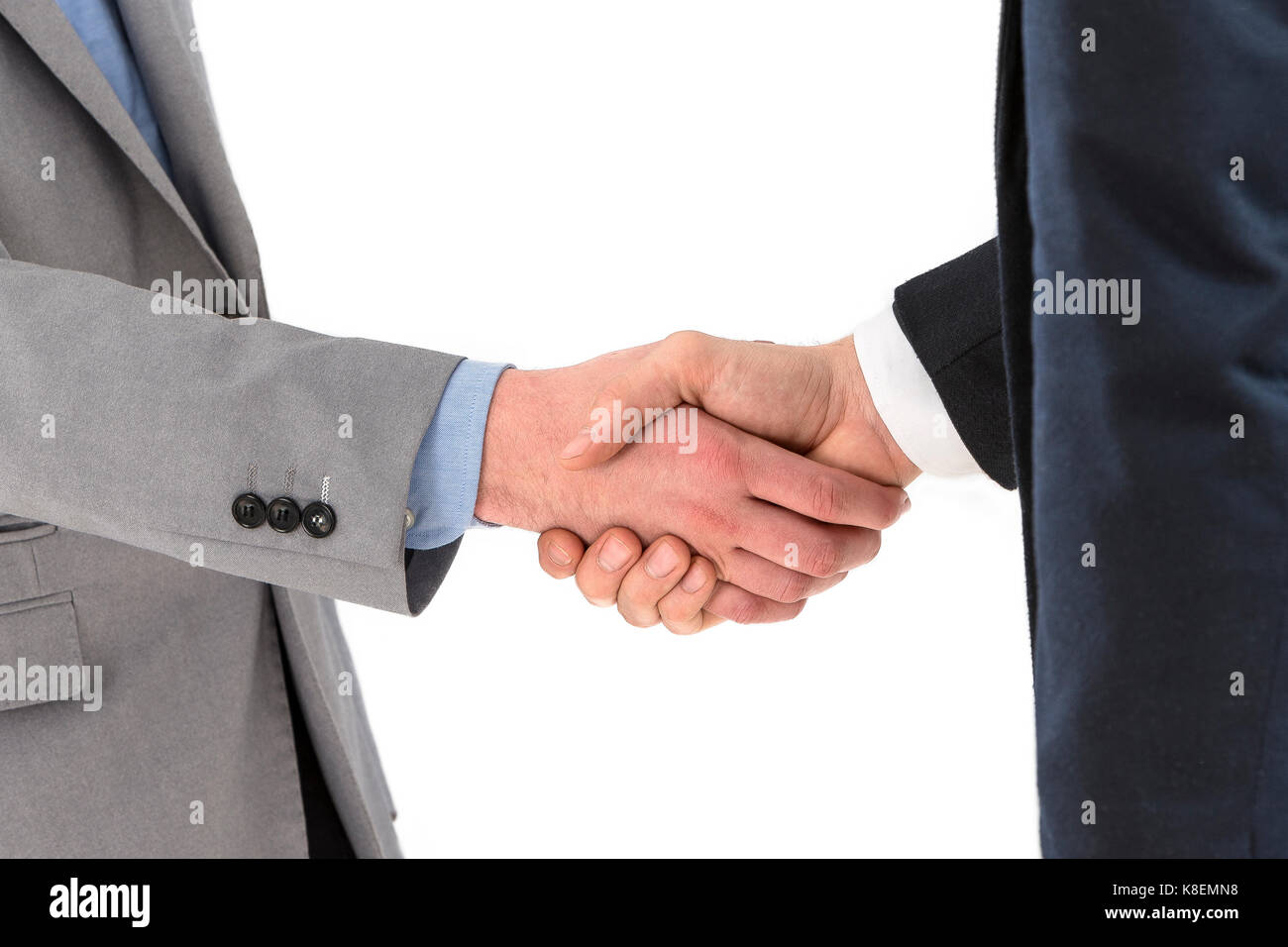 Due uomini di affari stringono le mani Foto Stock