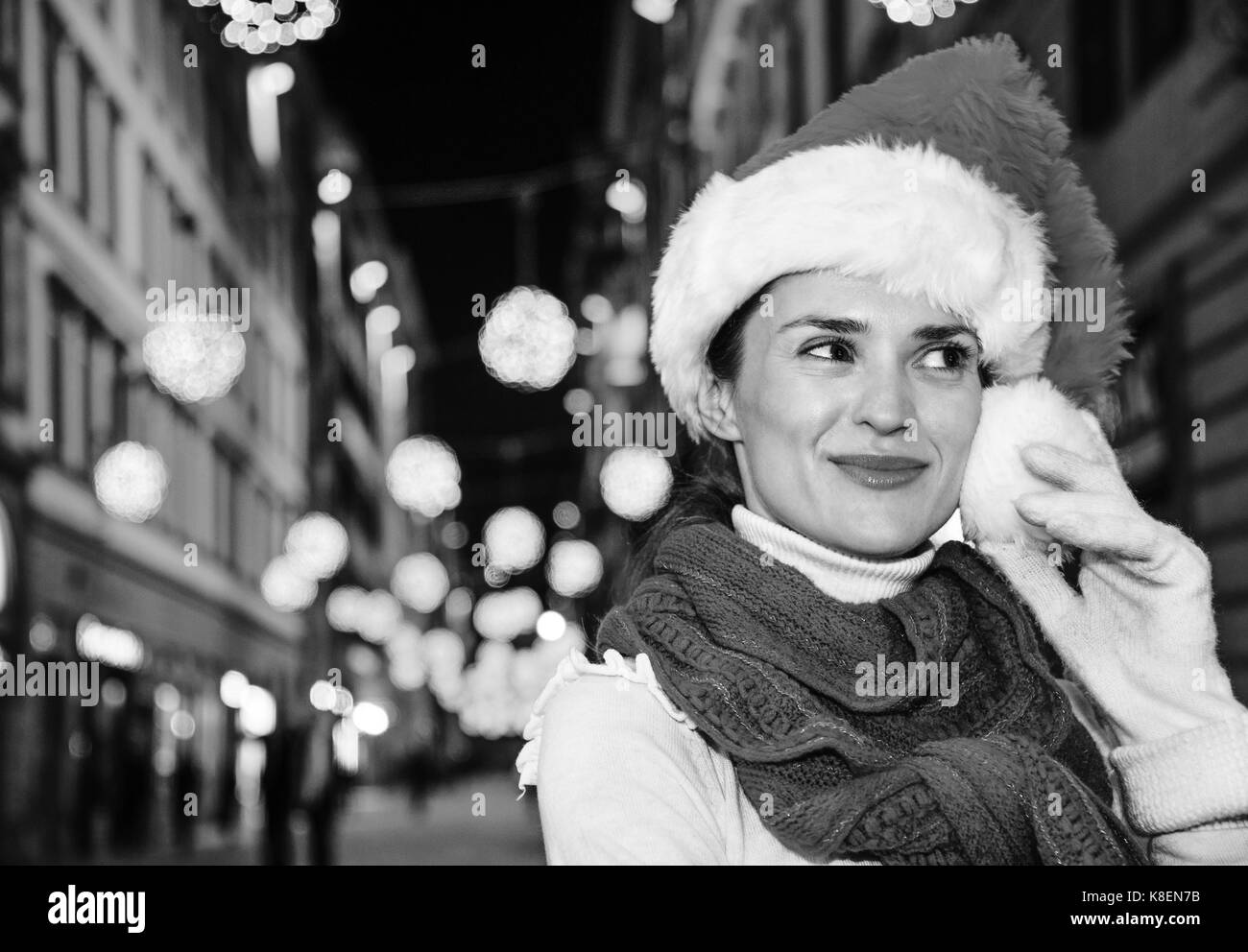 Viaggio pieno di ispirazione al tempo di Natale a Firenze. ritratto di felice donna moderna nel cappello di Natale A Natale a Firenze, Italia cercando riposo Foto Stock