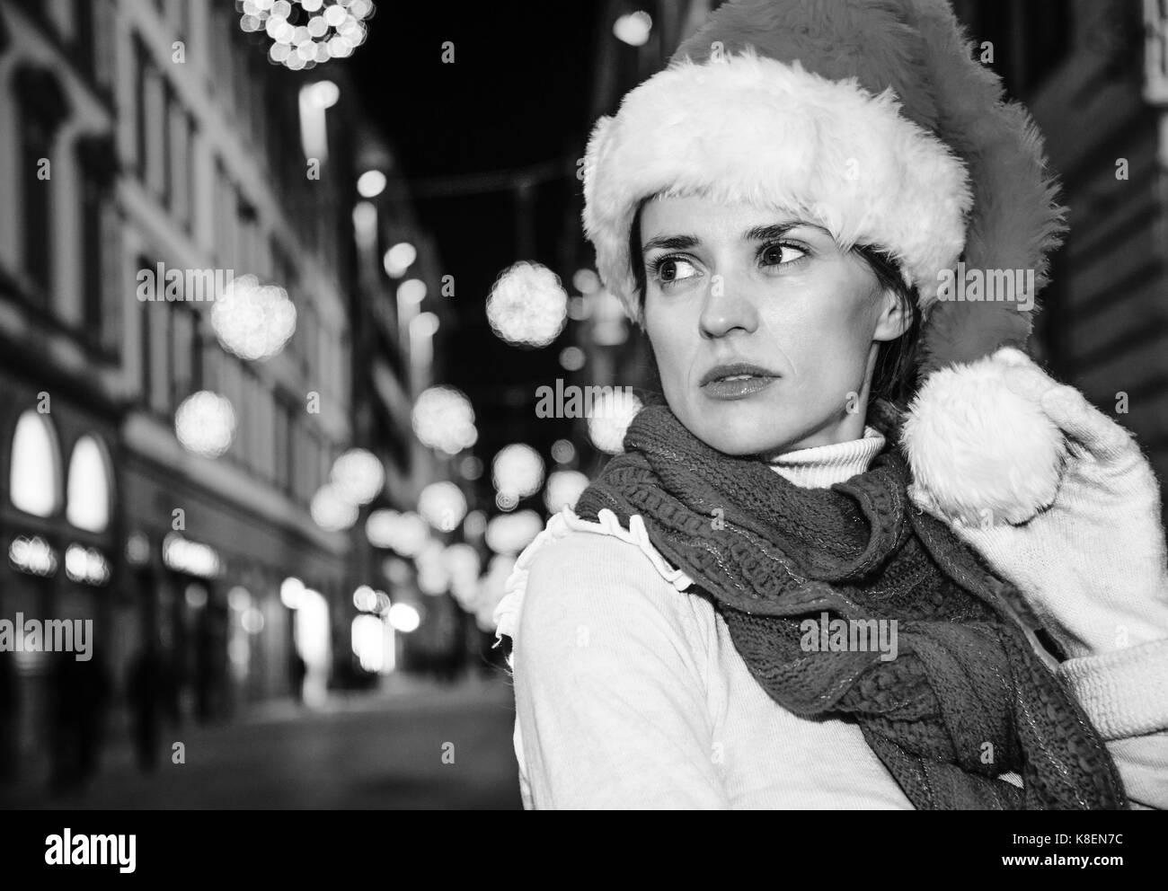 Viaggio pieno di ispirazione al tempo di Natale a Firenze. ritratto di donna moderna nel cappello di Natale A Natale a Firenze, Italia Cercando la dis Foto Stock