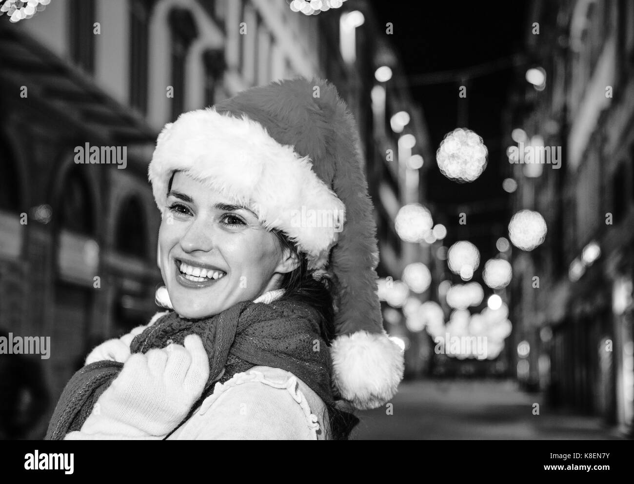 Viaggio pieno di ispirazione al tempo di Natale a Firenze. ritratto di sorridente giovane donna nel cappello di Natale A Natale a Firenze, Italia Foto Stock