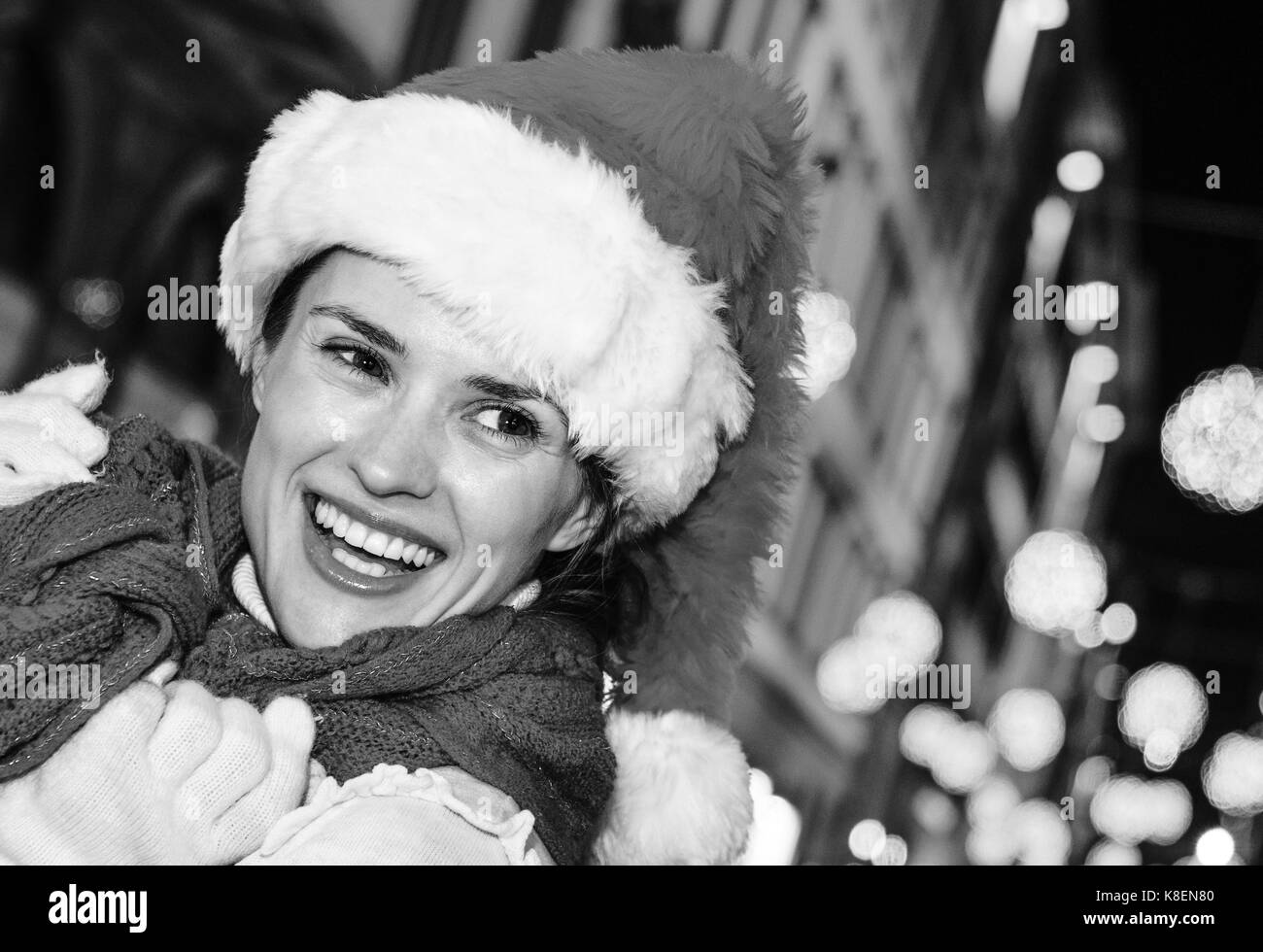 Viaggio pieno di ispirazione al tempo di Natale a Firenze. ritratto di sorridente giovane donna nel cappello di Natale A Natale a Firenze, Italia cercando riposo Foto Stock