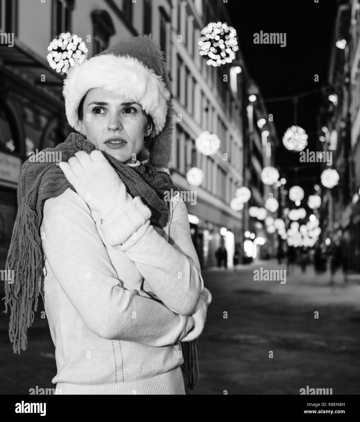 Viaggio pieno di ispirazione al tempo di Natale a Firenze. Ritratto di giovane donna nel cappello di Natale A Natale a Firenze, Italia confezionamento in un rosso Foto Stock