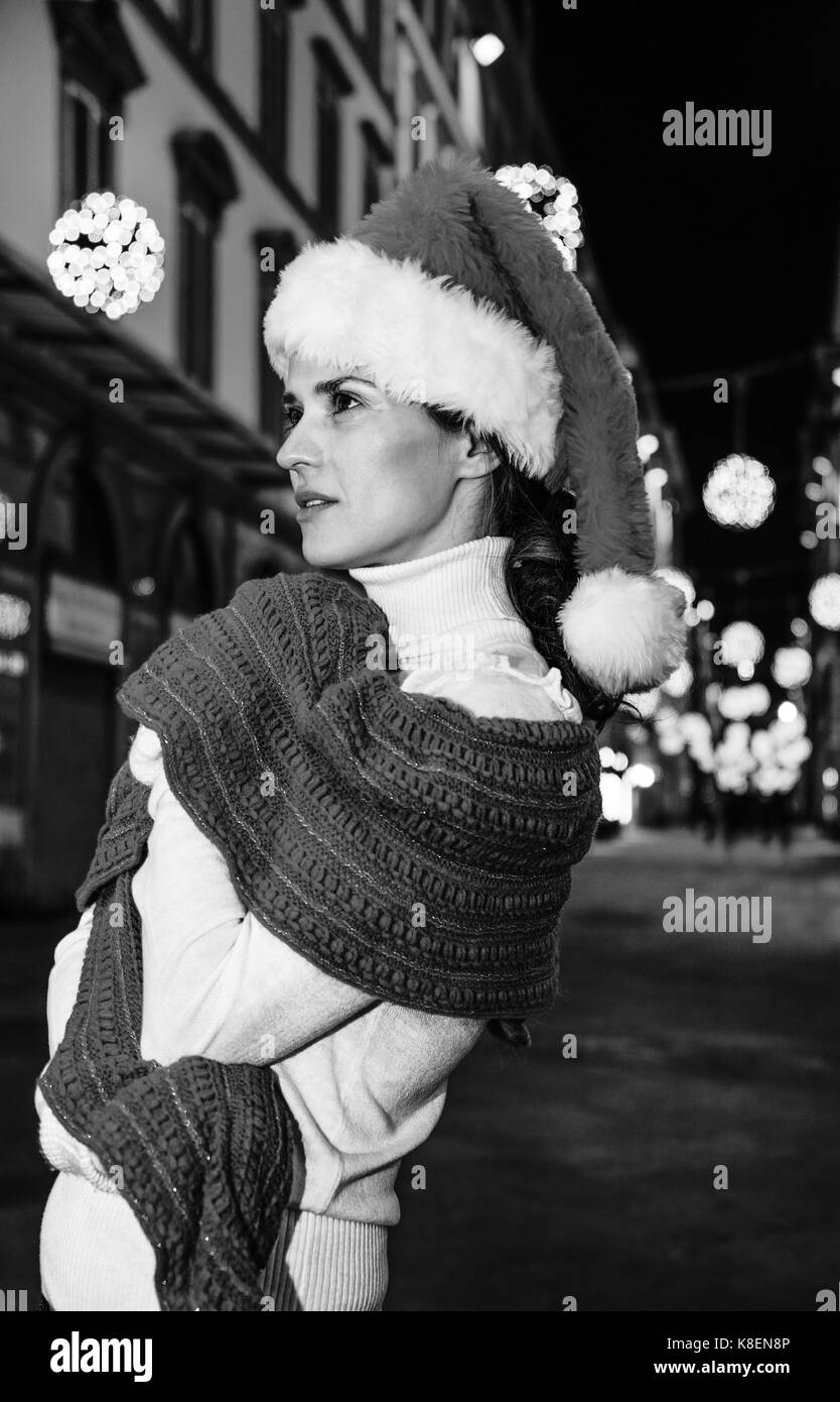 Viaggio pieno di ispirazione al tempo di Natale a Firenze. ritratto di donna moderna nel cappello di Natale A Natale a Firenze, Italia Foto Stock