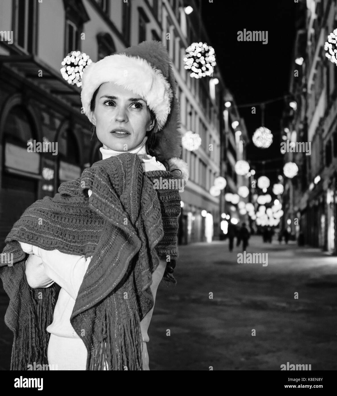 Viaggio pieno di ispirazione al tempo di Natale a Firenze. ritratto di donna moderna nel cappello di Natale A Natale a Firenze, Italia Cercando la dis Foto Stock