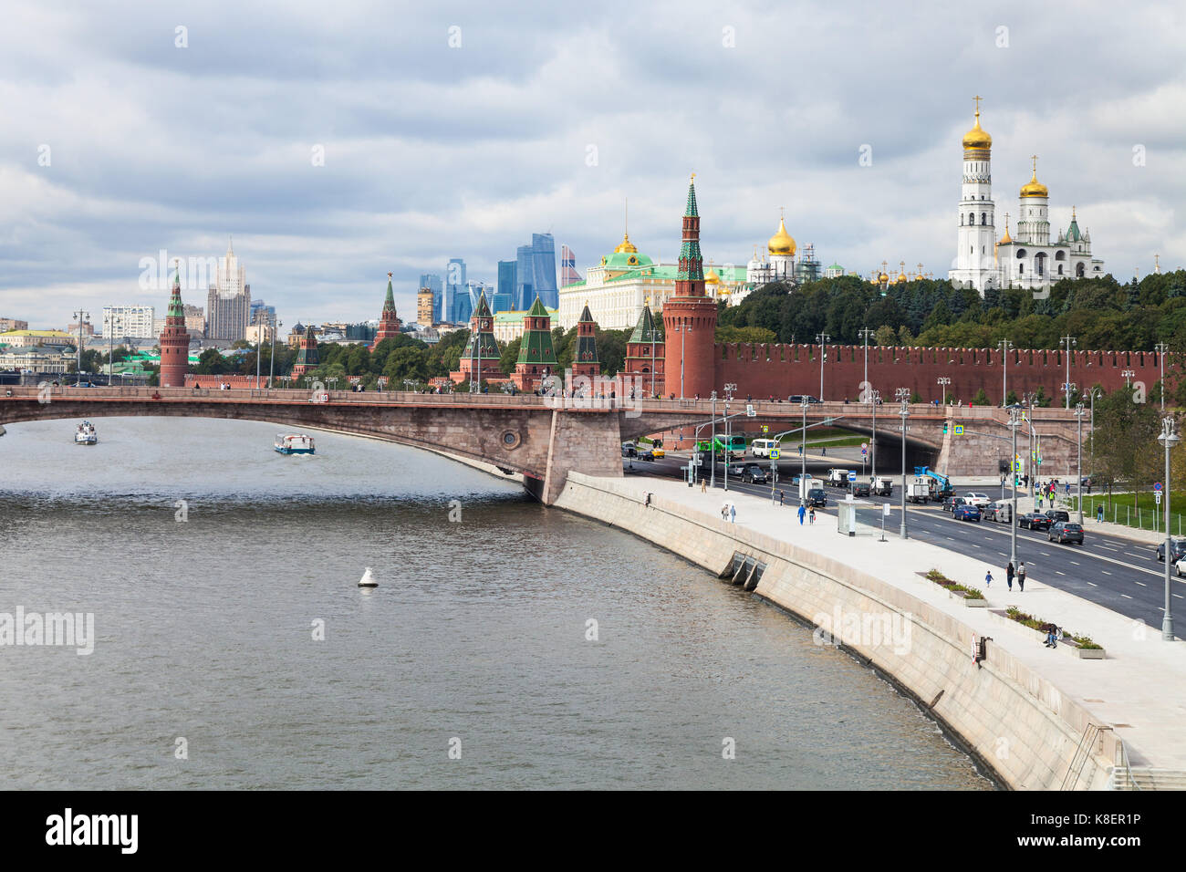 Al di sopra di vista della città di Mosca e il Cremlino da ponte galleggiante in zaryadye parco nella città di Mosca in autunno Foto Stock