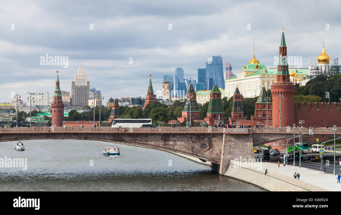 Al di sopra di vista del paesaggio urbano di Mosca con il Cremlino da ponte galleggiante in zaryadye parco nella città di Mosca in autunno Foto Stock