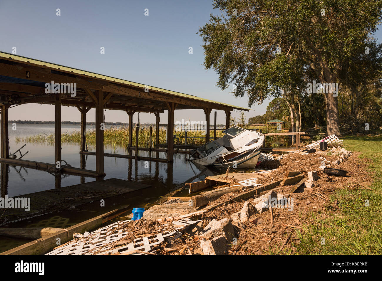 Barche danneggiato dall uragano Irma in Tavares, Florida Foto Stock