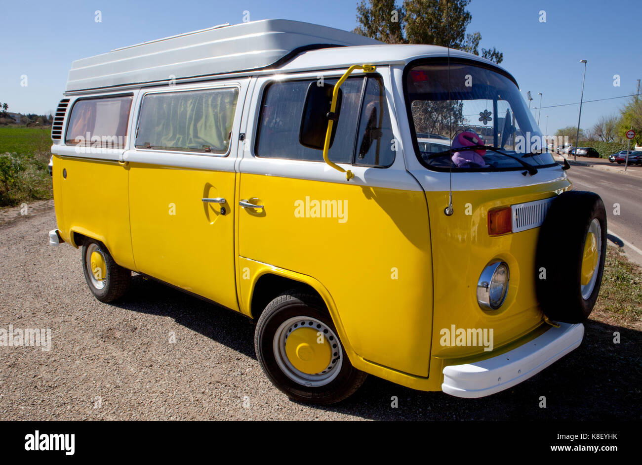 Badajoz, Spagna, 14 marzo 2015: giallo classico volkswagen t1 van parcheggiato alla periferia di Badajoz, Spagna. 14 marzo 2015. Foto Stock