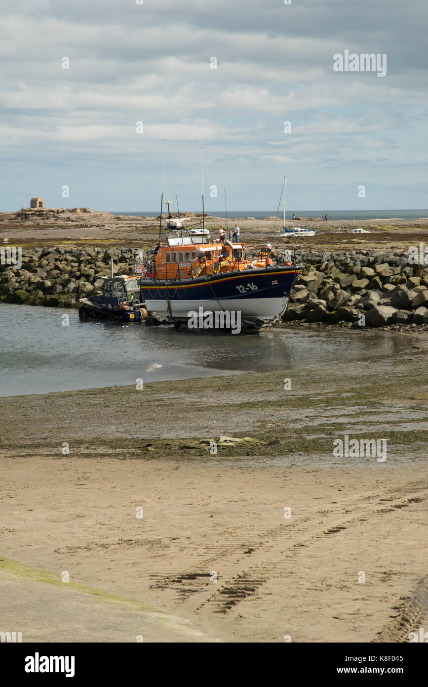 Grazia Darling RNLI scialuppa di salvataggio esercizio lanciare a Seahouses, Northumberland, Inghilterra Foto Stock