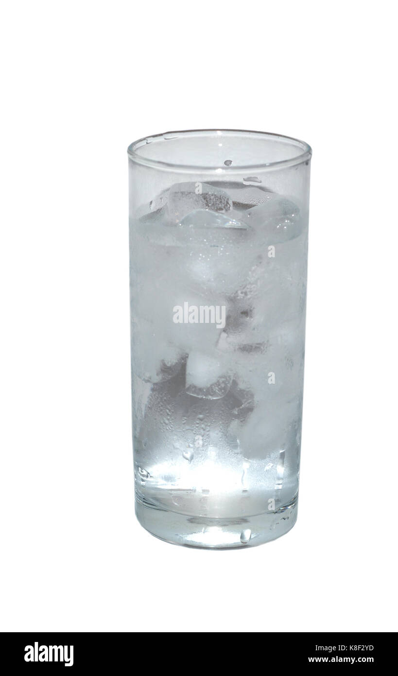 Vetro isolato di acqua pura con ghiaccio. oggetto, bevanda. Foto Stock