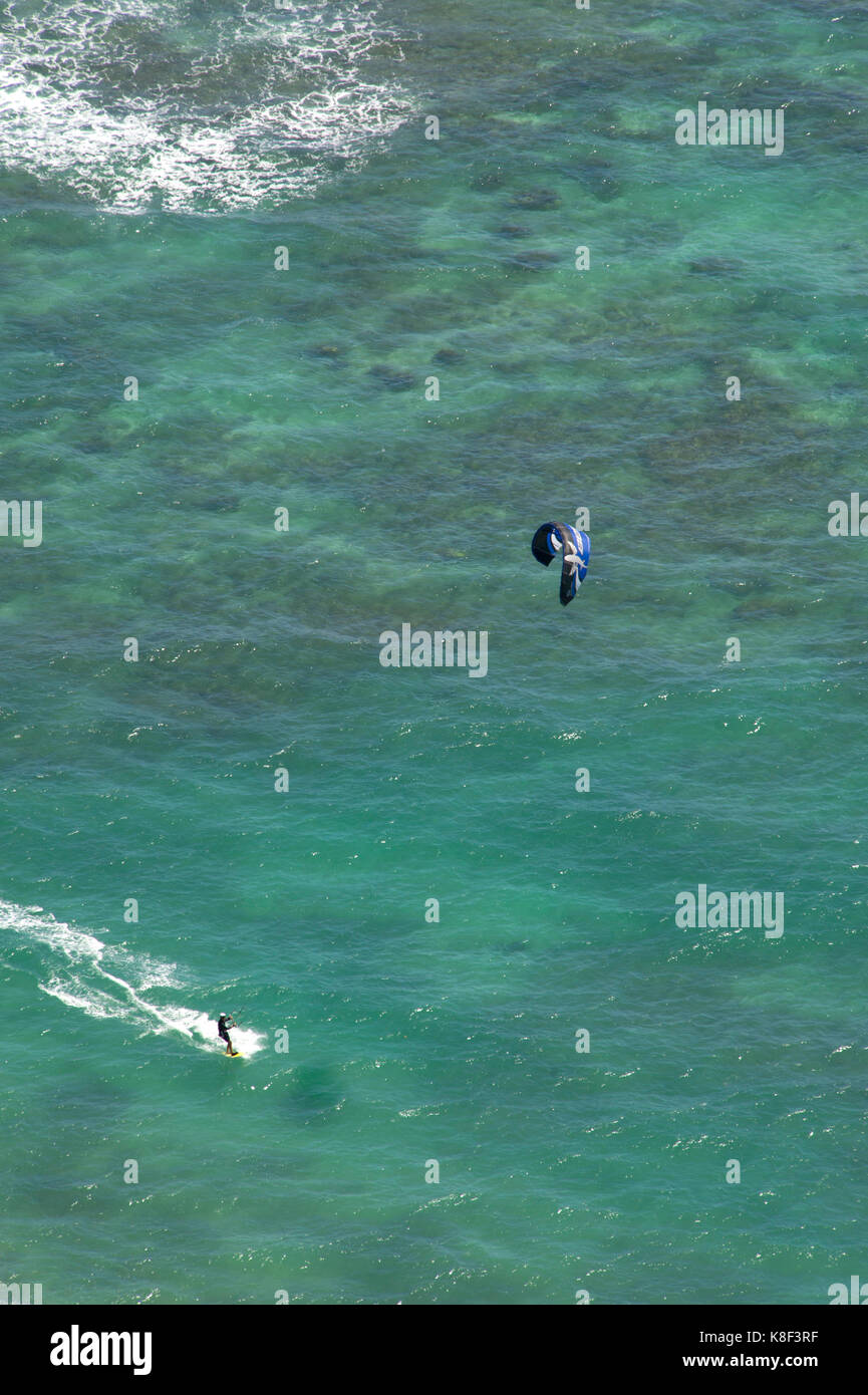 Uomo in parapendio nelle acque in prossimità di Honolulu, Hawaii Foto Stock