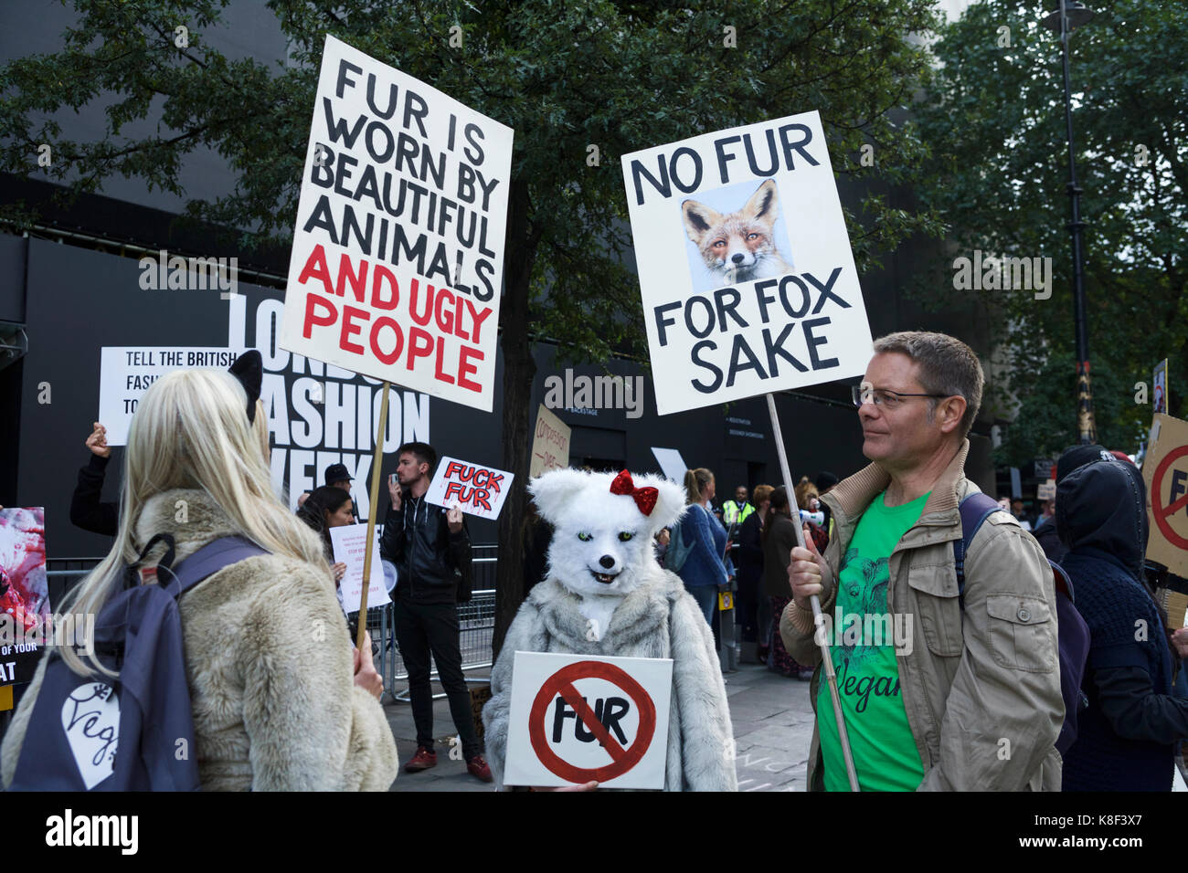 Diritti degli animali manifestanti che protestavano contro l uso di pellicce, fuori la London Fashion Week visualizza lo spazio in The Strand, Londra UK. Anti fur protesta. Foto Stock