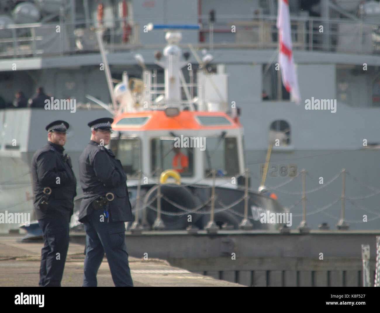 Ha incontrato la polizia fornendo sicurezza alle navi da guerra voce al Salone DSEi evento in London REGNO UNITO Foto Stock
