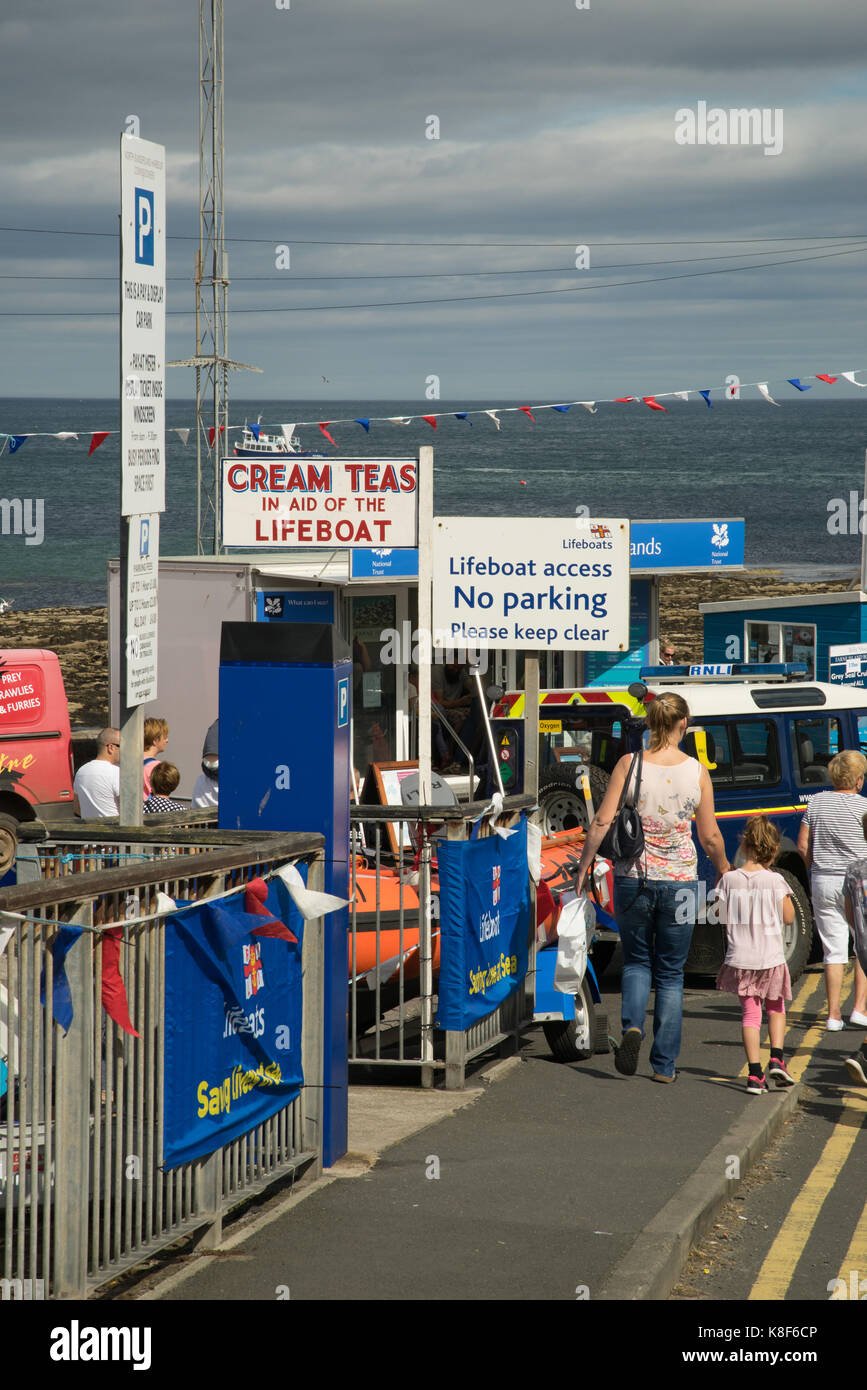 A Ferragosto a Seahouses, Northumberland, Inghilterra Foto Stock