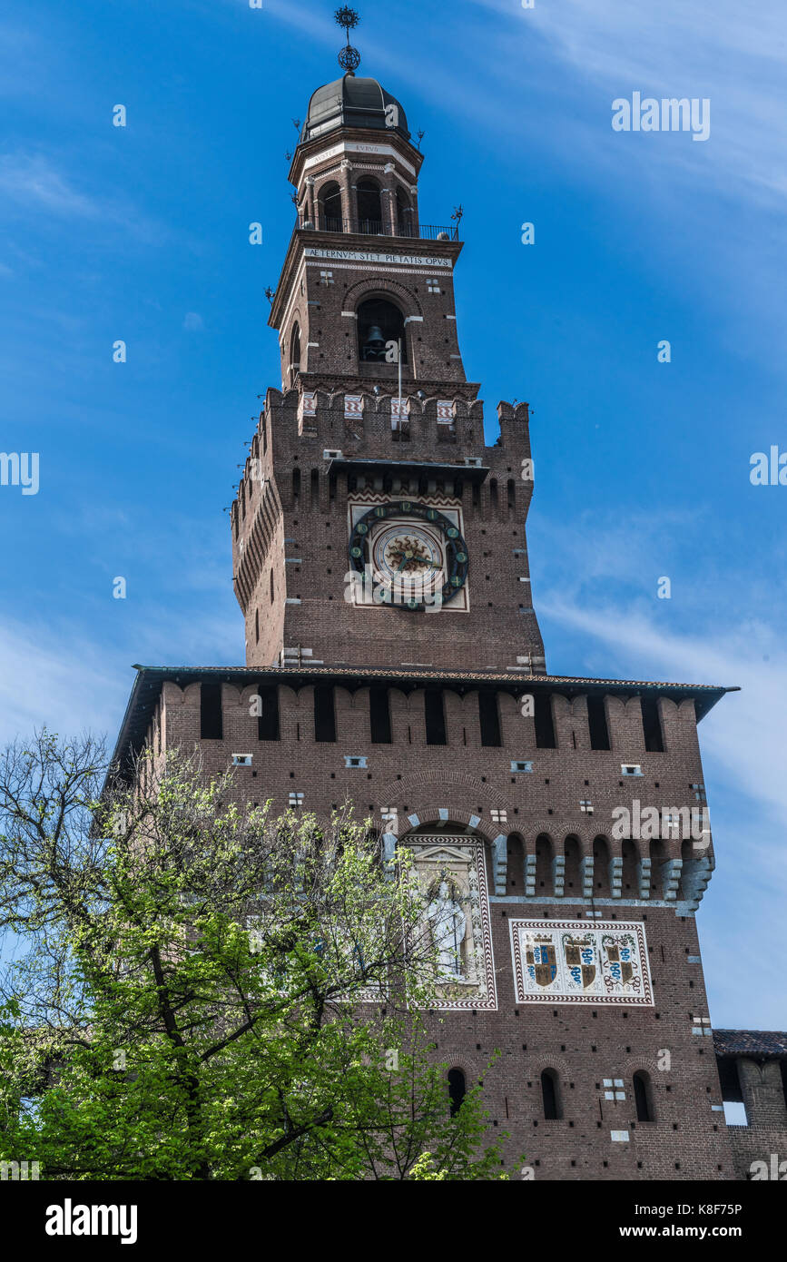 Orologio da torre del castello di Milano Foto Stock