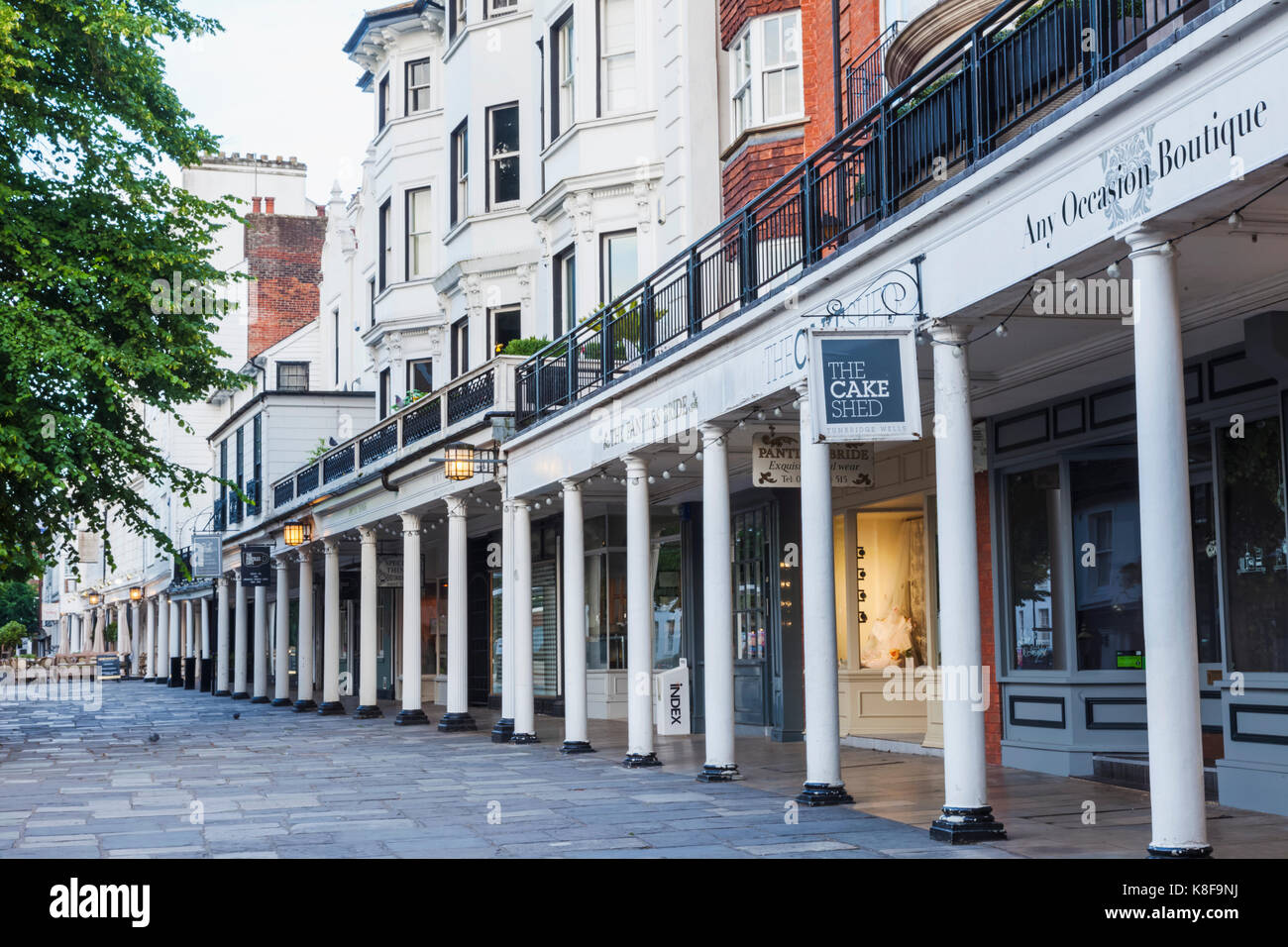 Inghilterra, Kent, Tunbridge Wells, The Pantiles Shopping Street Foto Stock