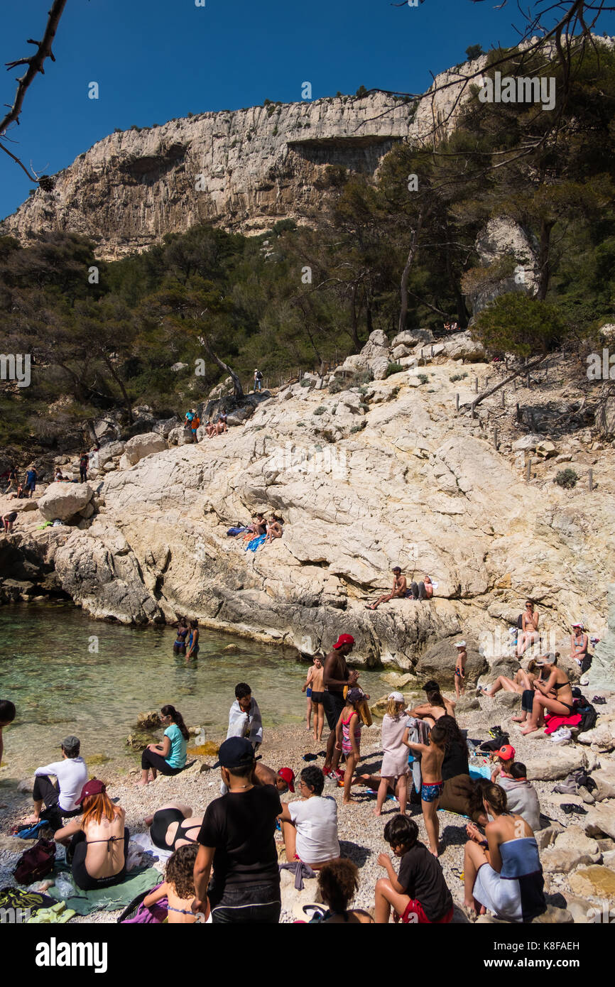 Crawded e piccola spiaggia, calanque de sugiton,calanques national park, sud della Francia Foto Stock