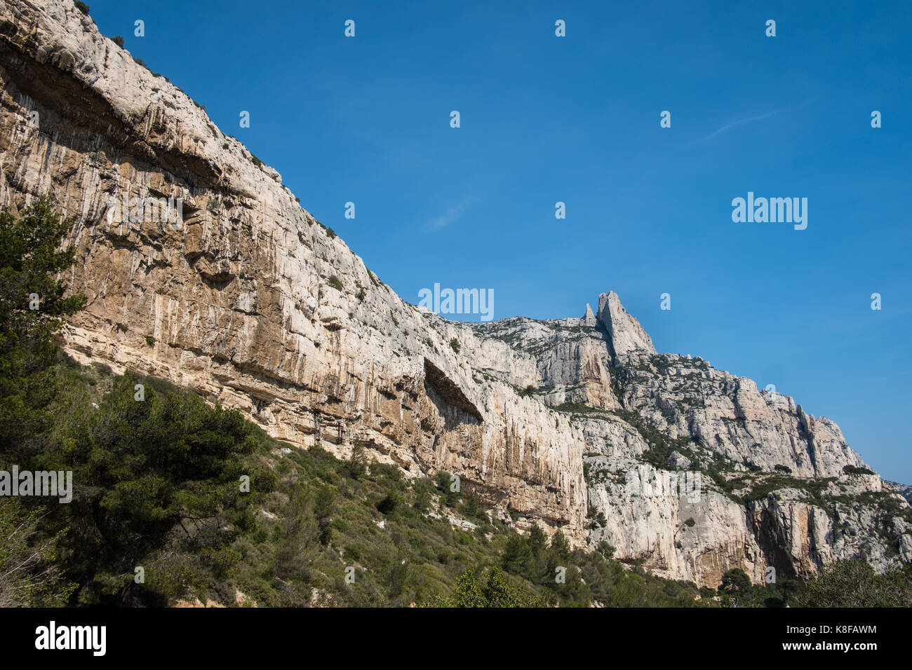 La candelle rock (destra) calanque de sugiton,calanques national park, sud della Francia Foto Stock