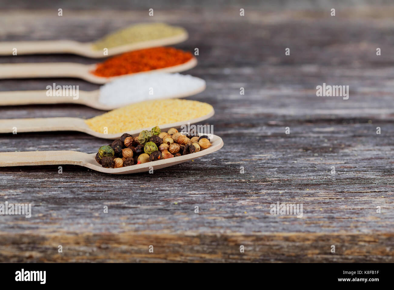 Spezie per carne spezie differenti in ciotole sul tavolo Foto Stock