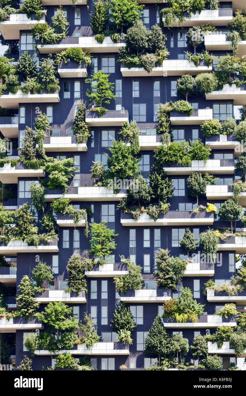 La facciata esterna vista sul bosco verticale torre residenziale di Milano, Italia. Foto Stock