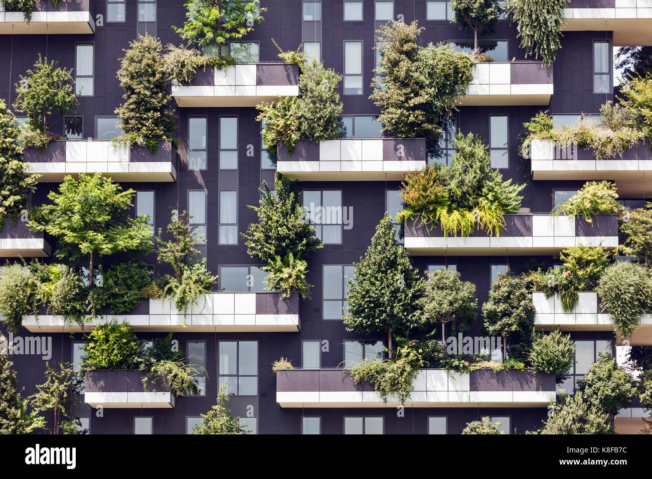 La facciata esterna particolare del bosco verticale torre residenziale a Milano, lombardia, italia. Foto Stock
